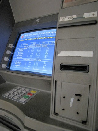 Theo quy định, ở vị trí khe cắm thẻ, ngân hàng phải chỉ dẫn hướng cắm thẻ cho khách hàng. Ngoài ra, các thông tin về đường dây nóng liên hệ... cũng được dán công khai. Song tại máy ATM của BIDV trên phố Cầu Giấy, không hề có các dấu hiệu này